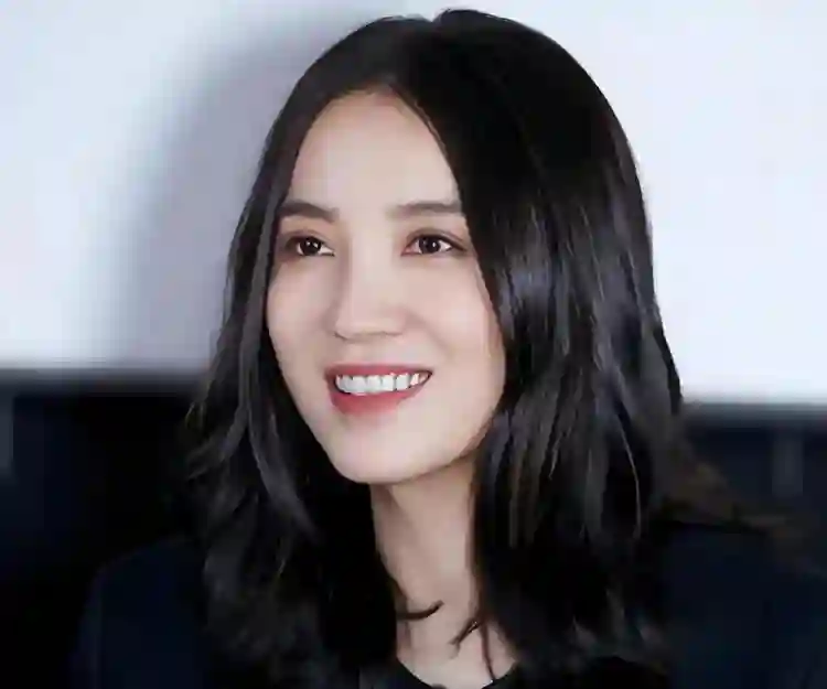 不愧是宋佳！谈帅哥、爱才子，却最终嫁给了小7岁的弟弟