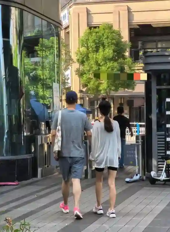 45岁任重和老婆牵手逛街，孙骁骁身材苗条似少女，隐婚生娃好幸福