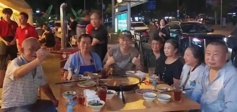 王迅为环卫工人发声讨薪：他们遭遇的事情是不应该发生的