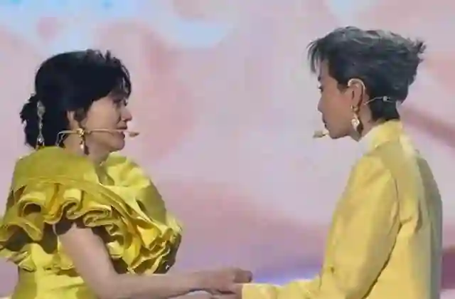叶童发文宣布终止!72岁赵雅芝宛若少女，演唱会爆哭几度落泪