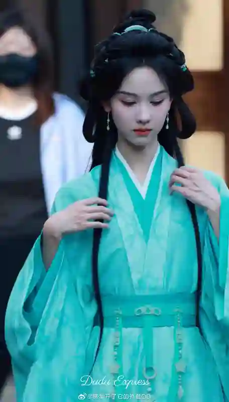 陈都灵蓝绿色古装造型美出圈！两缕秀发衬得温婉似画中人