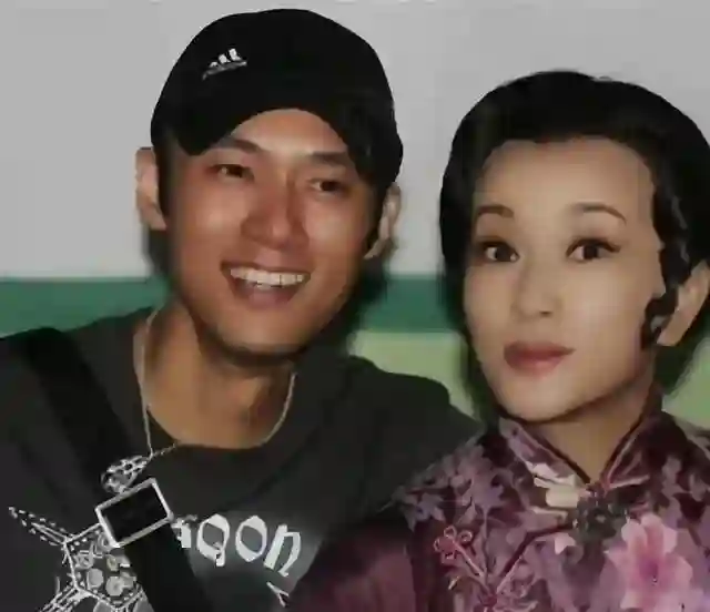 刘晓庆和经纪人一起合影，俩人看起来像母子，网友：比她男友帅