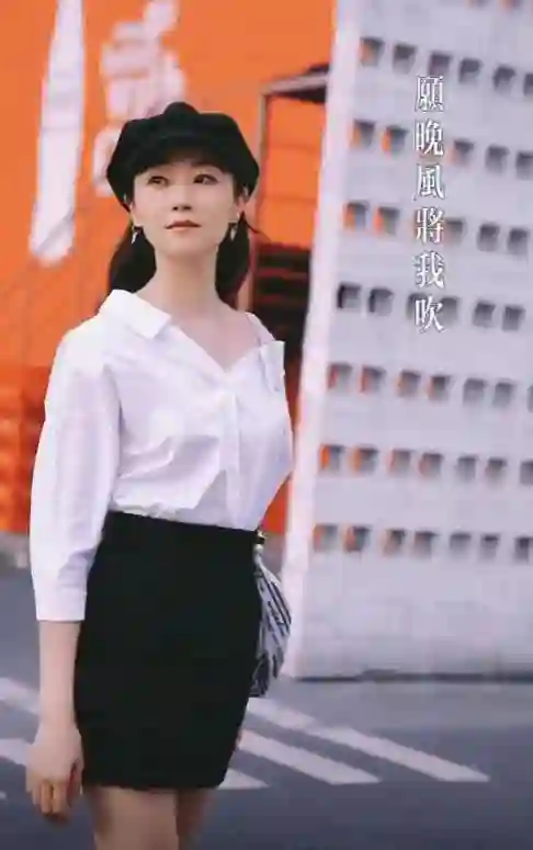 万绮雯现状：55岁肤白貌美无儿女，和丈夫长住内地，义子长得很帅