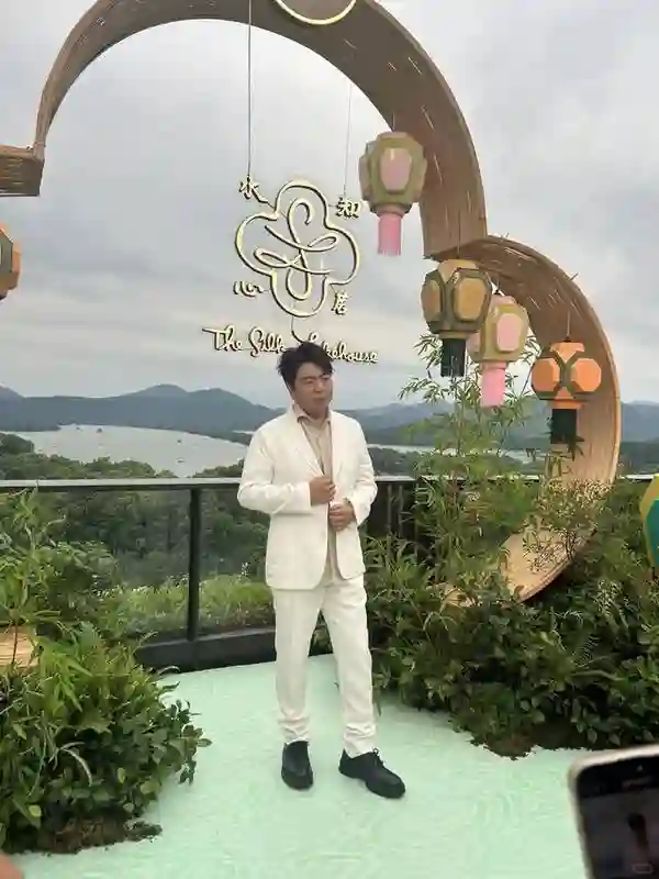 这一夜，胸下垂还穿深V的刘嘉玲，在“长裙裹身”的汤唯面前尴尬