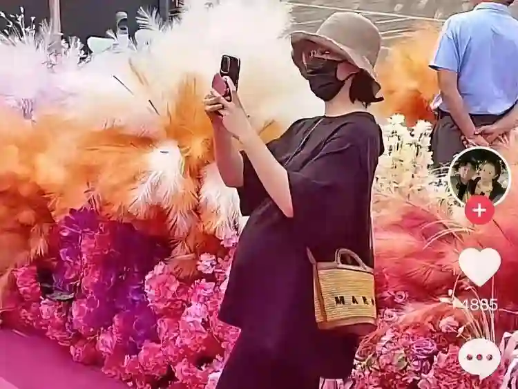 40岁演员侯梦莎快生了！挺超大孕肚逛街，自曝怀孕后反应慢三拍