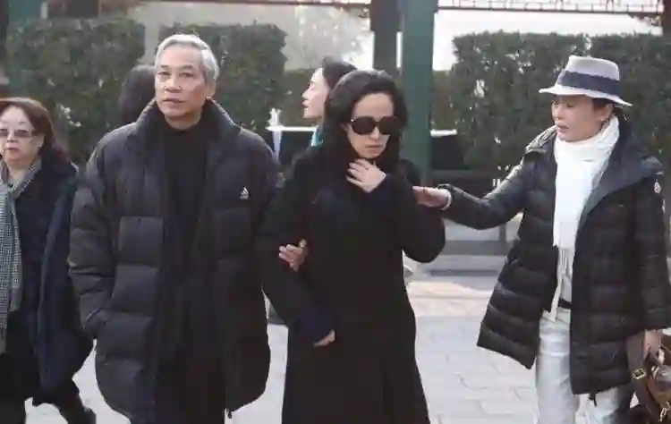 嫁大13岁名导被捧红，丈夫病逝后不愿再演戏，今55岁未婚无子嗣