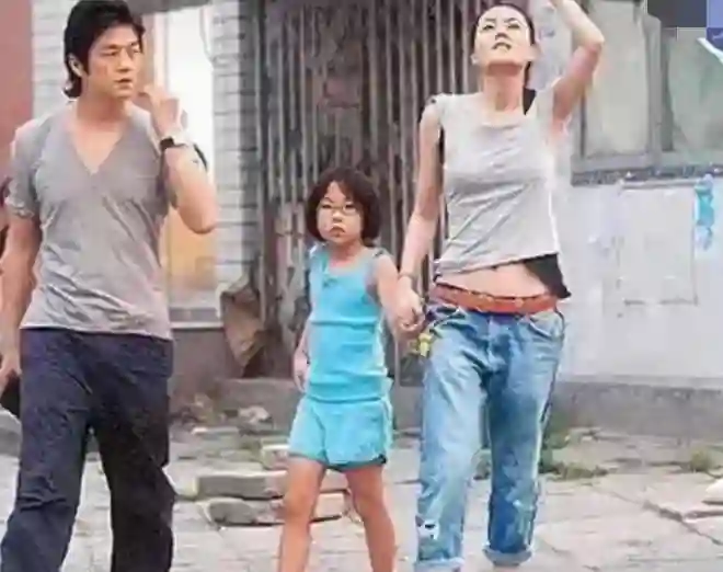 李亚鹏直播透露，李嫣很少主动联系自己，窦靖童每周都会视频通话