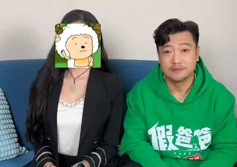 贾冰这是怎么了？暴瘦45斤后首亮相，和妻子同框像极了父女