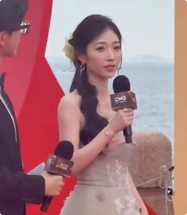 微短剧红毯：徐艺真御姐风十足，刘念蚂蚁腰抢镜，姚冠宇惊艳全场
