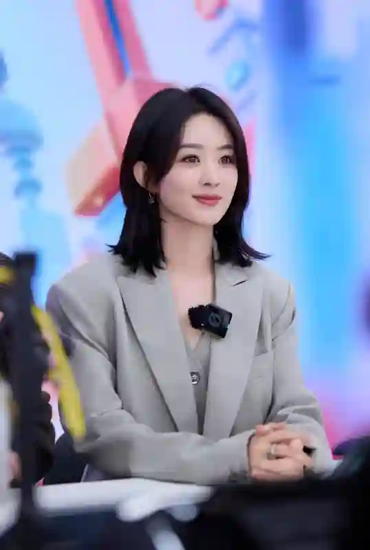 37岁的赵丽颖换风格了，西装短发气场两米八，甜妹秒变女霸总！