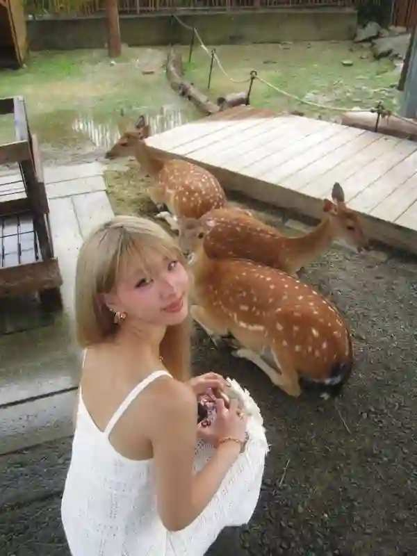 小S大女儿Elly晒金发海边美照 投喂卡皮巴拉心情大好