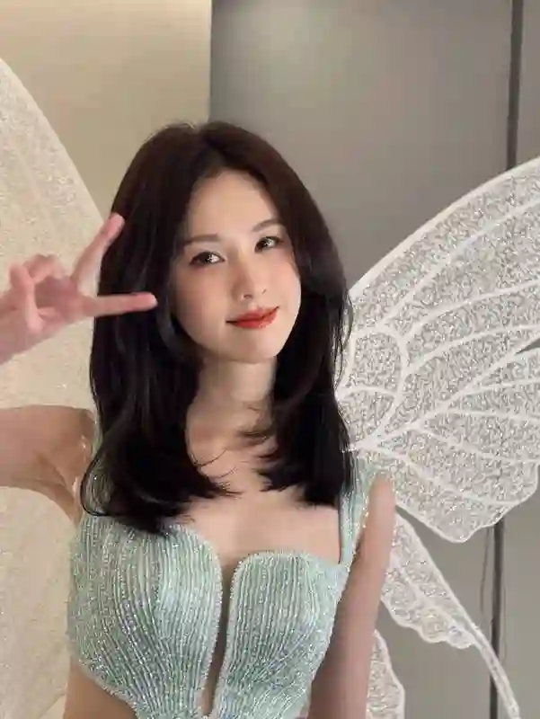 陈都灵身着薄荷绿抹胸裙，尽显清透仙气
