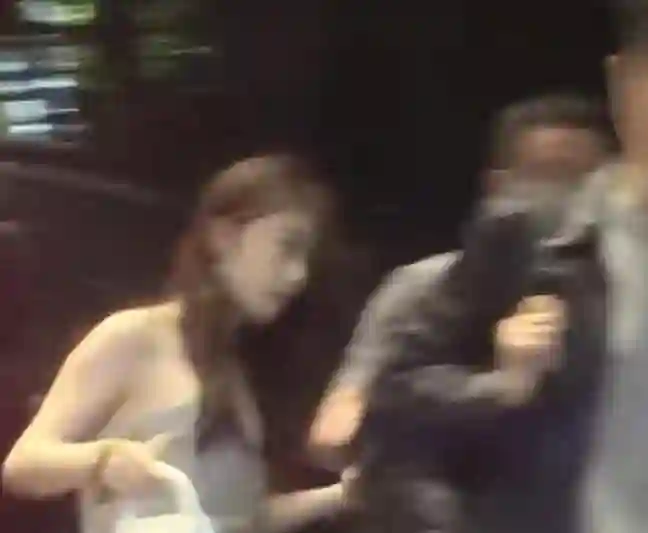 52岁杨坤新恋情曝光，和美女手拉手回酒店，女友看着比他小20多岁