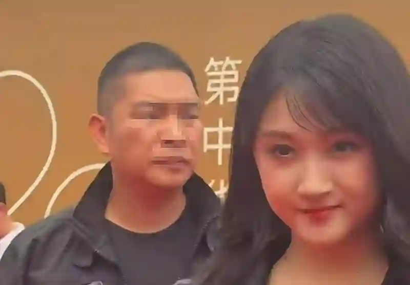 关晓彤颜值下滑？网友喊话少喝酒，戴假发真相曝光引热议！