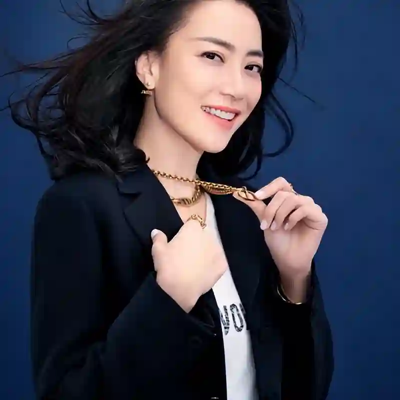 陪伴谢霆锋23年，39岁成单亲妈妈，今53岁和女儿同框成人生赢家