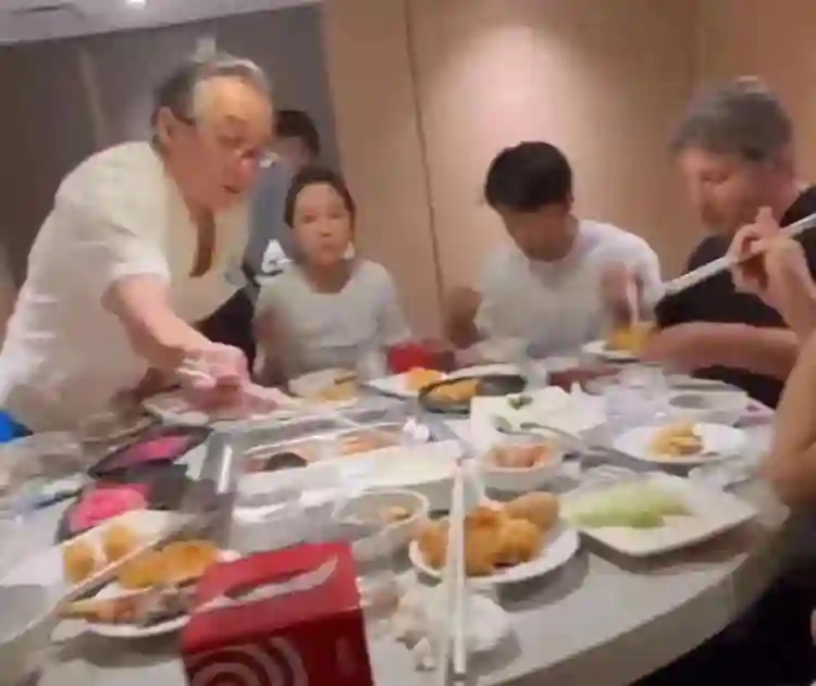 71岁的成龙吃火锅，断崖式衰老认不出来，网友:年轻时候透支太多