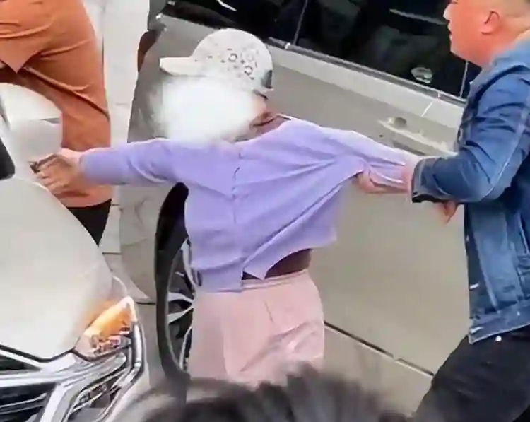 62岁叶童突发意外，遭疯狂粉丝拽下车，最新回应被网友赞高情商