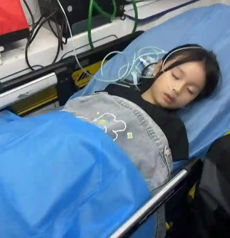 6岁小演员沐晨因脑血管畸形病危！抢救照曝光，曾与吴磊合作广告