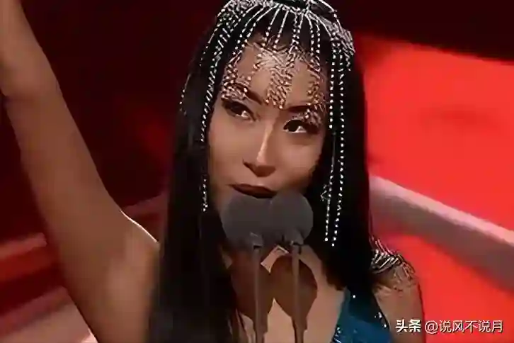 哭穷炫富，“知三当三”，装了10年的吉克隽逸，还是“自食恶果”