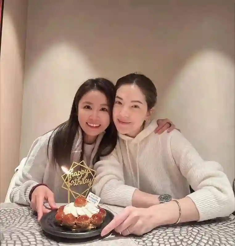 林心如许玮甯聚餐为朋友庆生，霍建华邱泽肩搭肩，两家人好养眼