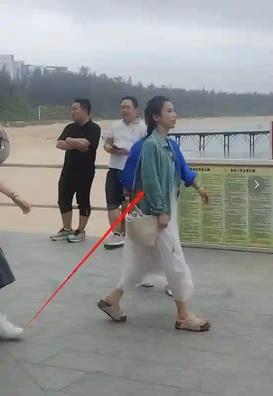 三亚偶遇42岁黄圣依，穿比基尼秀身材，陈梦手挽手抢镜太吸睛！