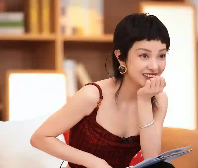 马思纯男友被打，郭采洁被男友吃软饭，恋爱脑女明星们太不争气了