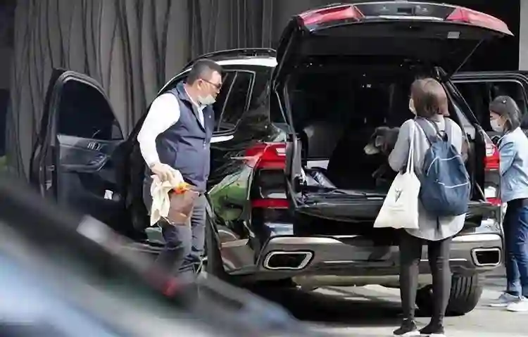 林依晨怀孕7个月露面，素颜瘦了很多，遮挡孕肚被众人保护