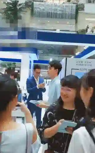 女孩撞脸张柏芝杨颖走红，她是宋祖儿接班人还是下一个奶茶妹妹？