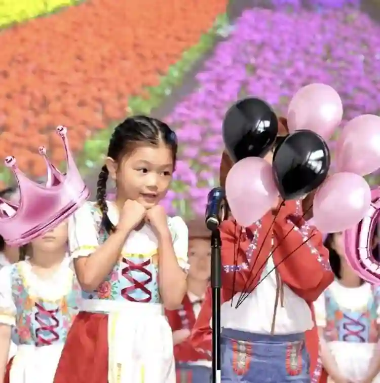 TVB视帝女儿幼儿园毕业，大方晒三口合照，小家伙像妈！