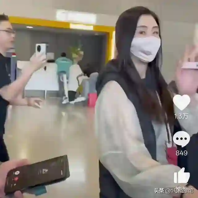 口罩眼镜齐上阵，不露真面目的王祖贤，遮掩的答案早已不言而喻