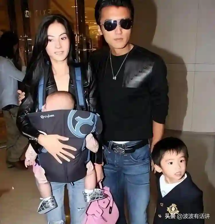 大儿子18岁，二儿子15岁，小儿子7岁，如今45岁依旧美得很惊艳！