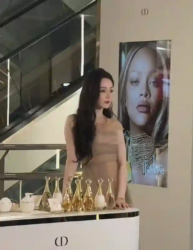 迪丽热巴北京活动太顶了！金裙生图把网友看愣神