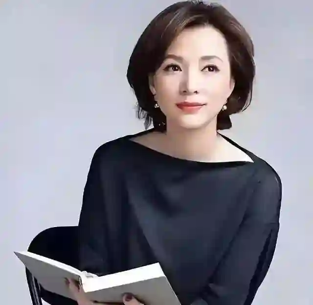 密春雷风波过后，董卿近况曝光，被搀扶走出医院 如今处境早有预兆