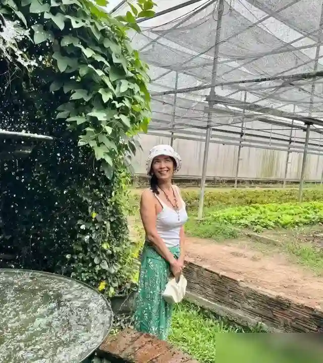 61岁韦唯泰国当“农妇”？田间喂牛笑如花，这状态谁看了不酸？