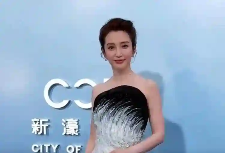 澳门晚宴暴露咖位，刘嘉玲侧身让位，张柏芝上不了桌 C位令人意外