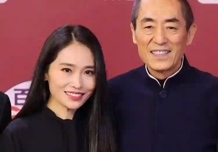 冯小刚19岁小女儿，晒美国高中毕业照，文案引争议，或进军娱乐圈