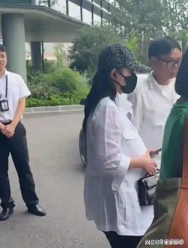 44岁阿娇胖出新高度，穿着宽松被保安嫌弃撇嘴