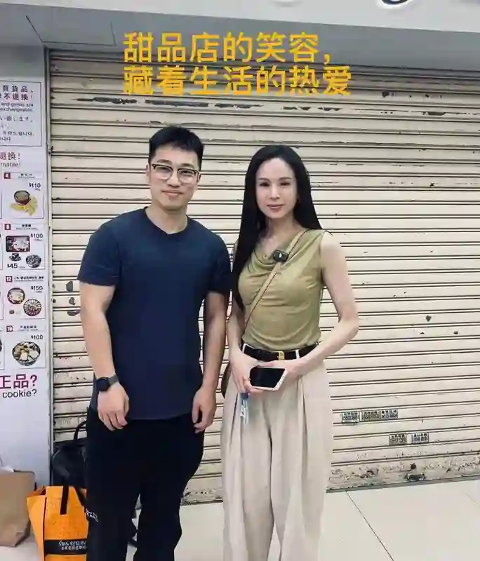 59岁小龙女李若彤：甜品店笑成少女，活得太带劲！