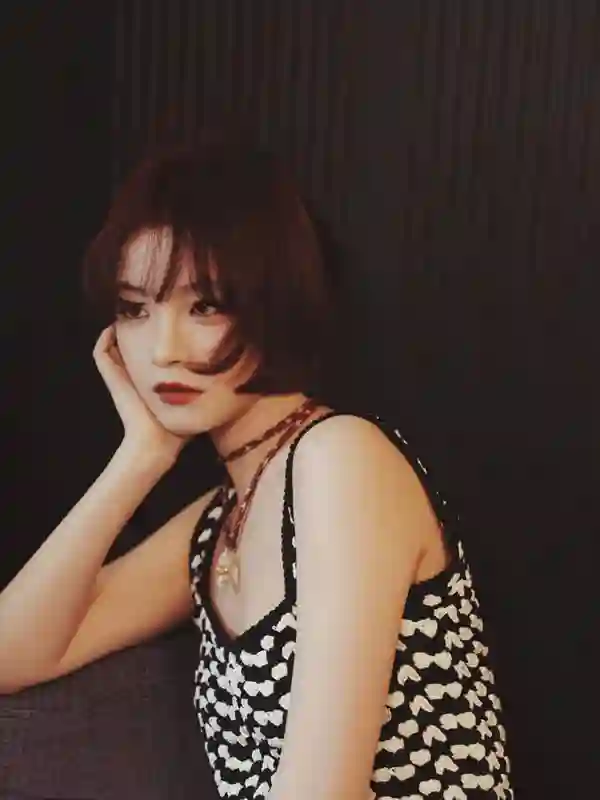 李庚希红发造型惊艳 吊带裙勾勒曼妙身姿展轻熟魅力