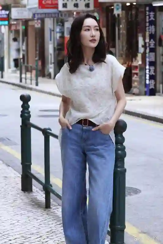 42岁王鸥生娃后更美了，度假秀超模身材引热议：逆袭背后人生真相