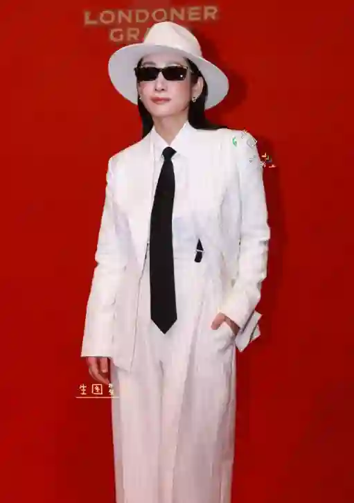 澳门这一晚，被“全裹”出镜的杨幂惊艳，没穿暴露礼服却秒杀全场