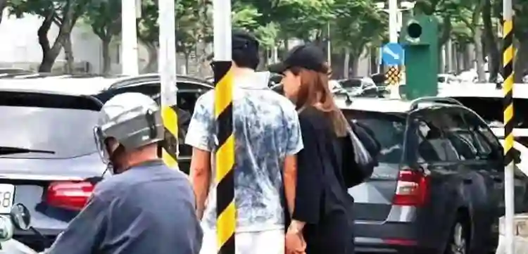 40岁许玮甯孕肚首曝光！台媒称她怀孕超7个月，轻抚巨肚母爱满满