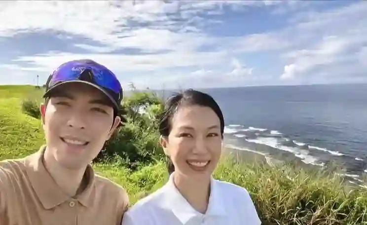 萧敬腾夫妇网球馆打球，她51岁林有慧初显老态，穿白T胸部下垂明显