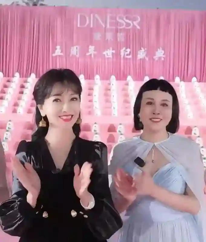 71岁赵雅芝直播遭尴尬，开十级美颜，小13岁网红称其“阿姨”