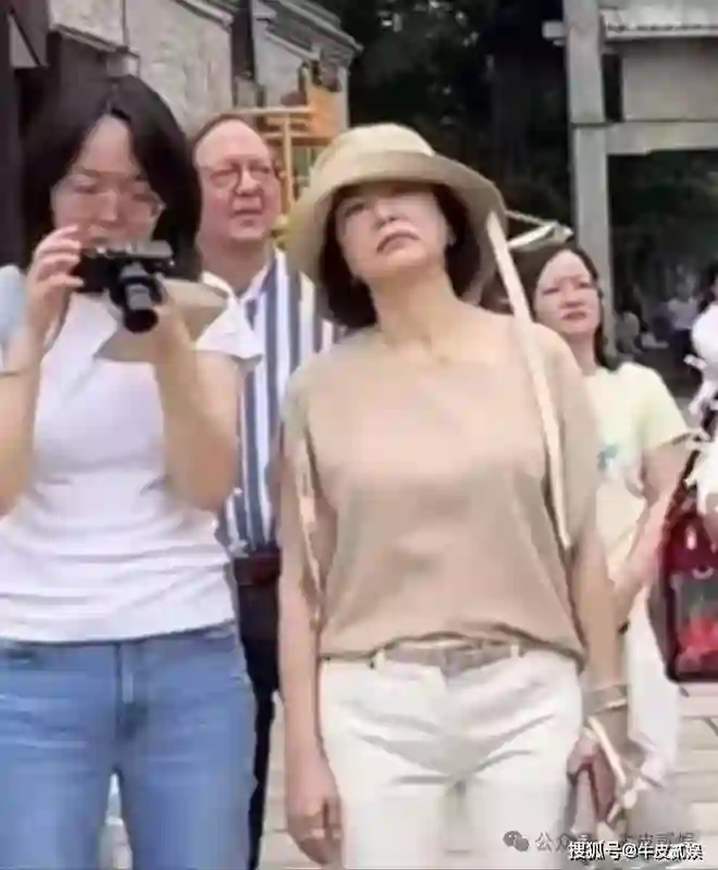 71岁林青霞被偶遇，穿着朴素，大妈味十足，面对衰老从容又洒脱