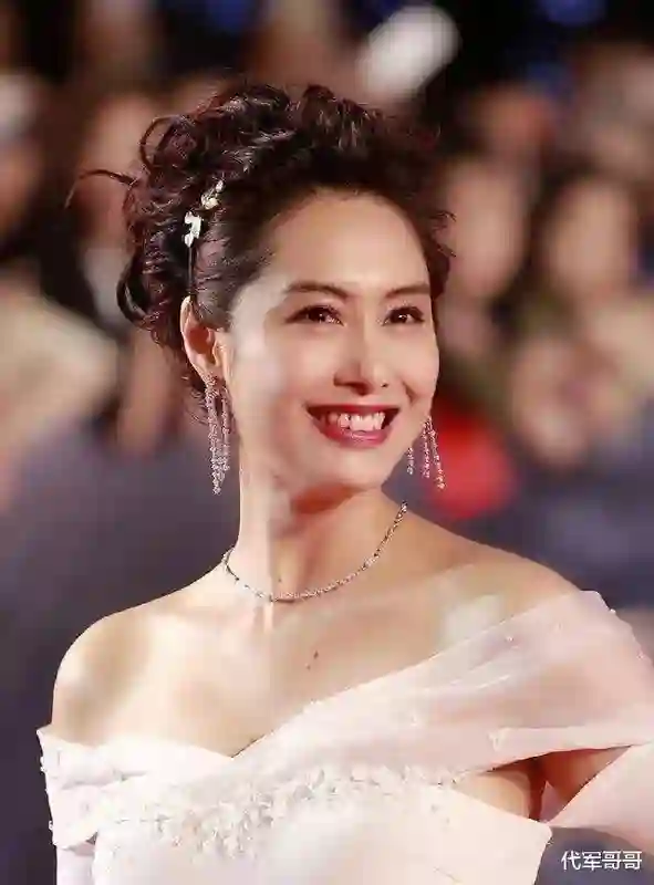“身高不高颜值炸裂”6位女星，最矮1米53，有人疑似1米49