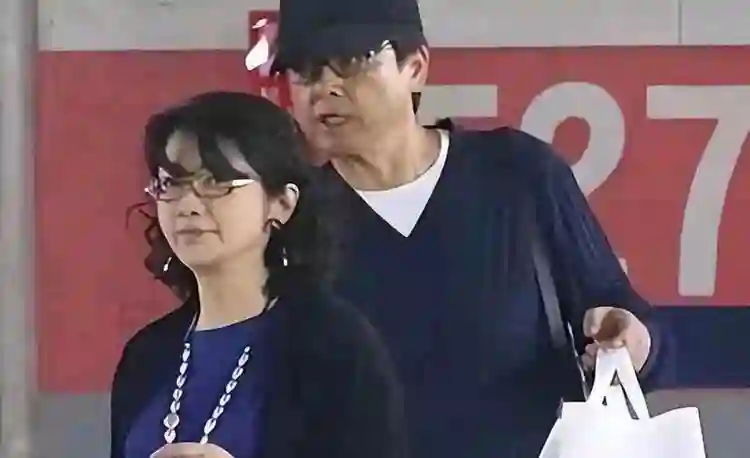 73岁三浦友和再破天花板，与妻恩爱45载，山口百惠宛如新生