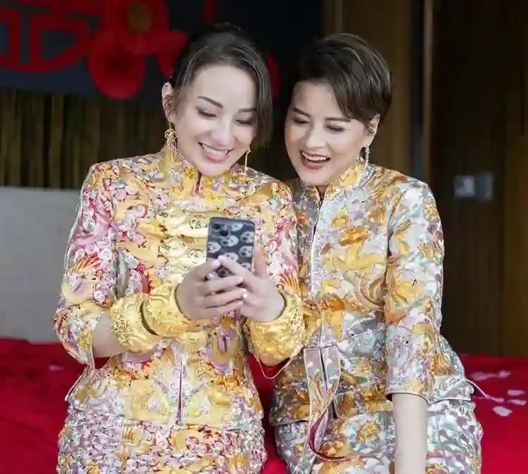 恭喜！香港知名星二代大婚，戴各种金器风光出嫁，去年宣布生女