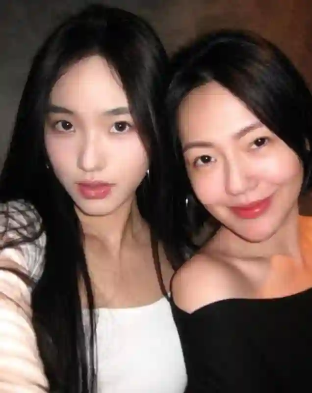 小S二女儿分享旅行美照！秀小蛮腰和豪车，不顾亲妈悲伤走不出门