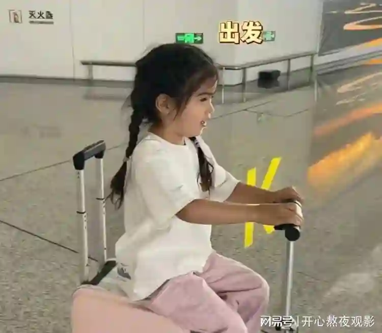 麦迪娜婆媳同游新疆打卡六星街，保姆跟着带娃，儿子女儿都超萌
